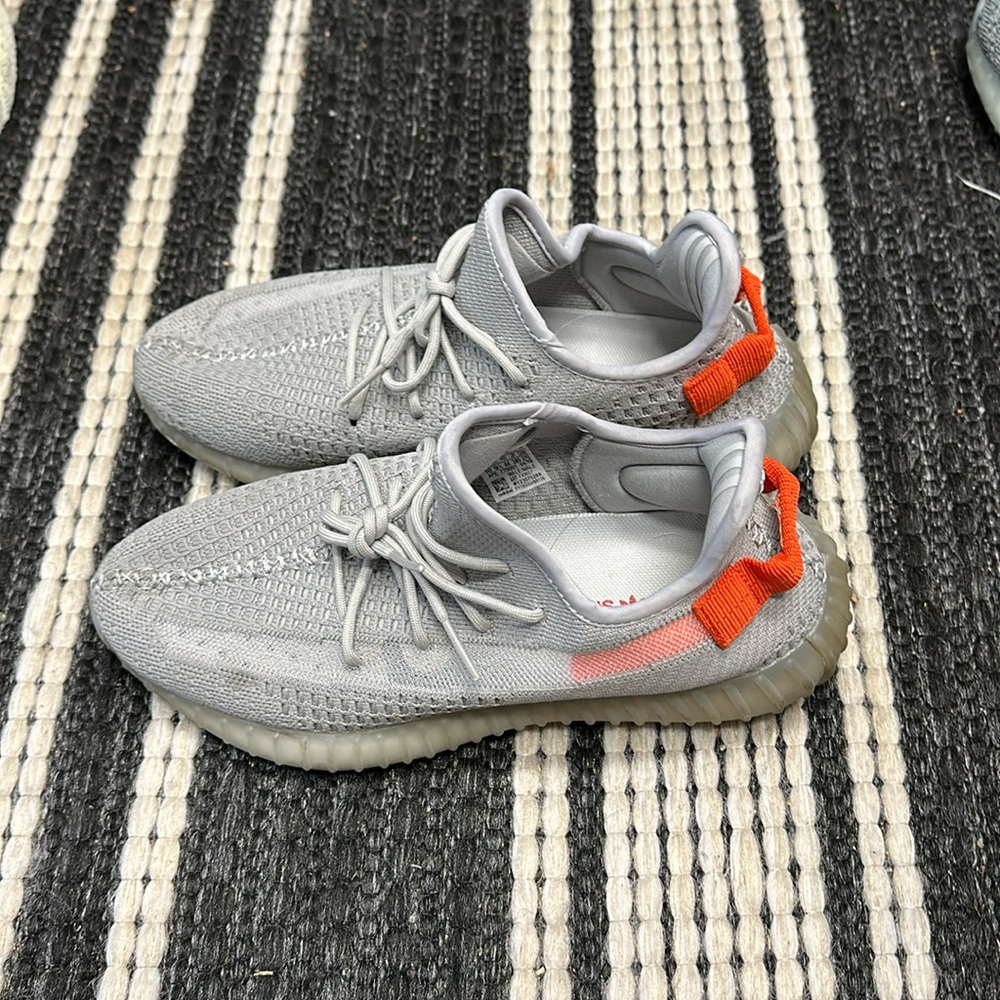 Yeezy Boost 350 v2 Tail light
